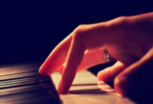 欧博：[国际足球]奥尔莫巧妙做球 亨里希斯低射破门.